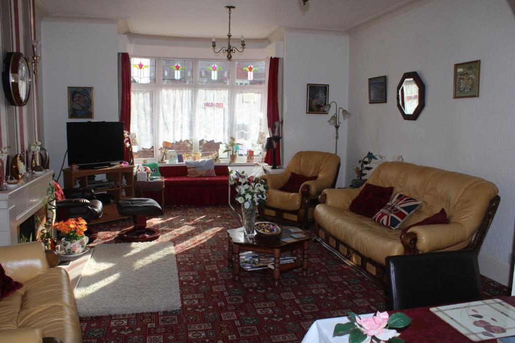 Family Room Room 6 on 2nd Floor or Room 3 Room 4 on 1st Floor,27028208:JPEG
